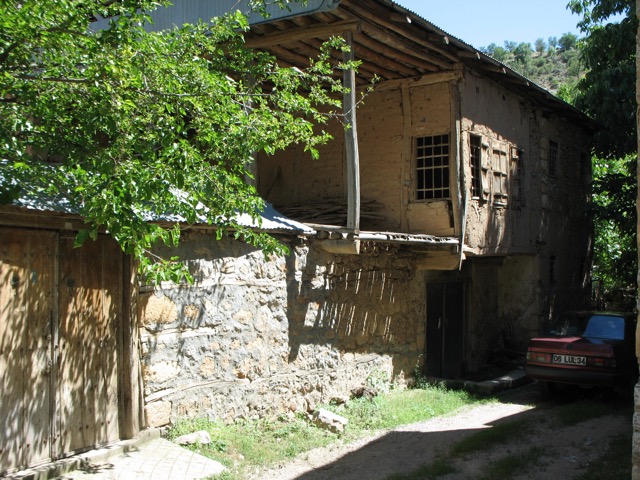 02. Enver Gökçe'nin evi - Çit köyü Haziran 2008.jpg